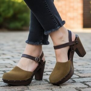 American Eagle Outfitters Brown and Tan Mules